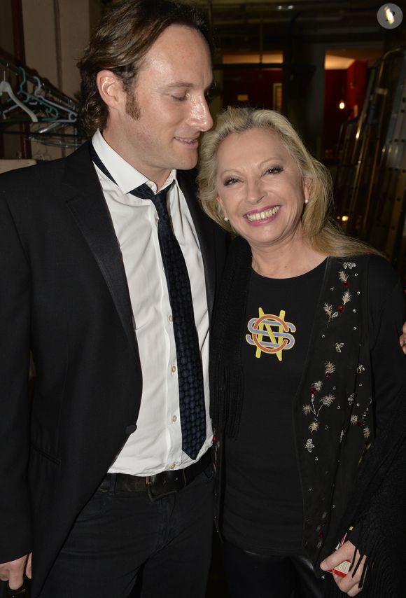 Christopher Stills et Véronique Sanson sont très proches.
Christopher Stills, fils de Véronique Sanson, s'est marié - Semi Exclusif - Véronique Sanson (l'imprimé de son tee-shirt représente le logo du groupe "Crosby, Stills & Nash" de son ex-mari Stephen Stills avec qui elle a eu son fils Christopher) et son fils Christopher Stills - Cérémonie de remise des Grands Prix Sacem 2015 aux Folies Bergères à Paris le 30 novembre 2015. © Veeren / Bestimage