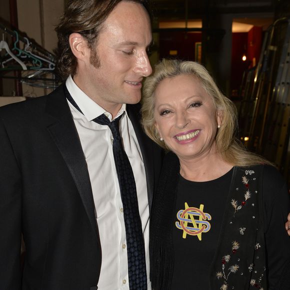 Christopher Stills et Véronique Sanson sont très proches.
Christopher Stills, fils de Véronique Sanson, s'est marié - Semi Exclusif - Véronique Sanson (l'imprimé de son tee-shirt représente le logo du groupe "Crosby, Stills & Nash" de son ex-mari Stephen Stills avec qui elle a eu son fils Christopher) et son fils Christopher Stills - Cérémonie de remise des Grands Prix Sacem 2015 aux Folies Bergères à Paris le 30 novembre 2015. © Veeren / Bestimage