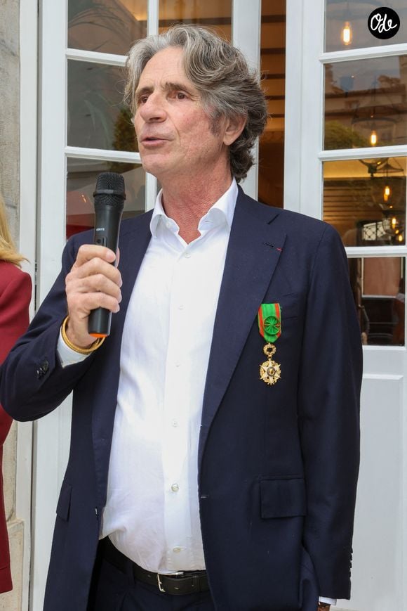 L'été dernier, le chef Simone Zanoni avait lui aussi été victime d'un violent vol de montre.

Les Chefs à Saint-Tropez fêtent les producteurs 2025 - Les Chefs et les producteurs se retrouvent sur la place des Lices à Saint-Tropez, le 4 mai 2025. Le Chef Gérald Passedat, reçoit la Medaille d'Officier du Mérite Agricole des mains de Guillaume Gomez à l'Hôtel Pan Dei Palais à Saint-Tropez. Gérald Passedat. ©Jean-Marc Lhomer / Bestimage.