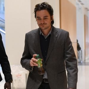 Alain-Fabien Delon arrive au tribunal correctionnel de Paris pour avoir enregistré et diffusé avec son frère Anthony Delon une conversation de leur sœur, Anouchka, avec leur père, le 5 janvier 2024, à l'époque où les désaccords de la fratrie concernant la santé d'Alain Delon, à Paris, France, le 17 mars 2026. Anthony Delon et Anouchka sont absents. © Clément Prioli/Bestimage