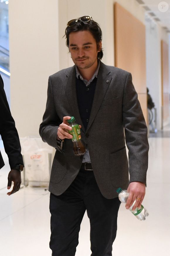 Alain-Fabien Delon arrive au tribunal correctionnel de Paris pour avoir enregistré et diffusé avec son frère Anthony Delon une conversation de leur sœur, Anouchka, avec leur père, le 5 janvier 2024, à l'époque où les désaccords de la fratrie concernant la santé d'Alain Delon, à Paris, France, le 17 mars 2026. Anthony Delon et Anouchka sont absents. © Clément Prioli/Bestimage