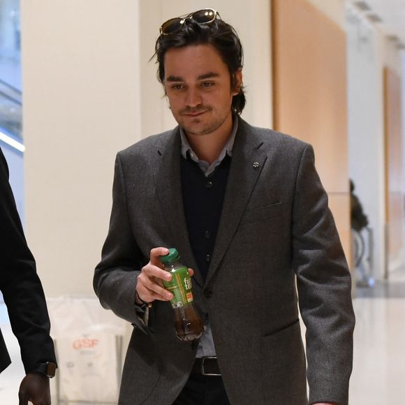 Alain-Fabien Delon arrive au tribunal correctionnel de Paris pour avoir enregistré et diffusé avec son frère Anthony Delon une conversation de leur sœur, Anouchka, avec leur père, le 5 janvier 2024, à l'époque où les désaccords de la fratrie concernant la santé d'Alain Delon, à Paris, France, le 17 mars 2026. Anthony Delon et Anouchka sont absents. © Clément Prioli/Bestimage