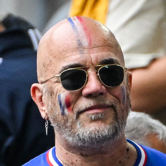 Pascal Obispo - Célébrités dans les tribunes du huitième de finale de l'Euro 2024 entre la France et la Belgique (1-0) à Dusseldorf le 1er juillet 2024.