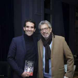 Toujours aussi chaleureux, il s'est déplacé à la présentation du livre "De la France qui râle à la France qui gagne" de Romain Lachens avec des béquilles 

Exclusif - Romain Lachens, Michel Cymes lors de la présentation du livre de R.Lachens "De la France qui râle à la France qui gagne. Notre victoire olympique" au club We Are à Paris le 21 janvier 2025. 
© Jack Tribeca / Bestimage