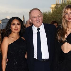 Probablement sans le vouloir, les deux jeunes femmes arboraient jusqu'à la même ravissante coloration blond miel !

Valentina Paloma Pinault, Salma Hayek, François-Henri Pinault et Mathilde Pinault au dîner de gala à la Fondation Giorgio Cini de la famille Pinault à Venise.

© Matteo Chinellato/IPA via ZUMA Press
