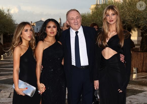 Probablement sans le vouloir, les deux jeunes femmes arboraient jusqu'à la même ravissante coloration blond miel !

Valentina Paloma Pinault, Salma Hayek, François-Henri Pinault et Mathilde Pinault au dîner de gala à la Fondation Giorgio Cini de la famille Pinault à Venise.

© Matteo Chinellato/IPA via ZUMA Press