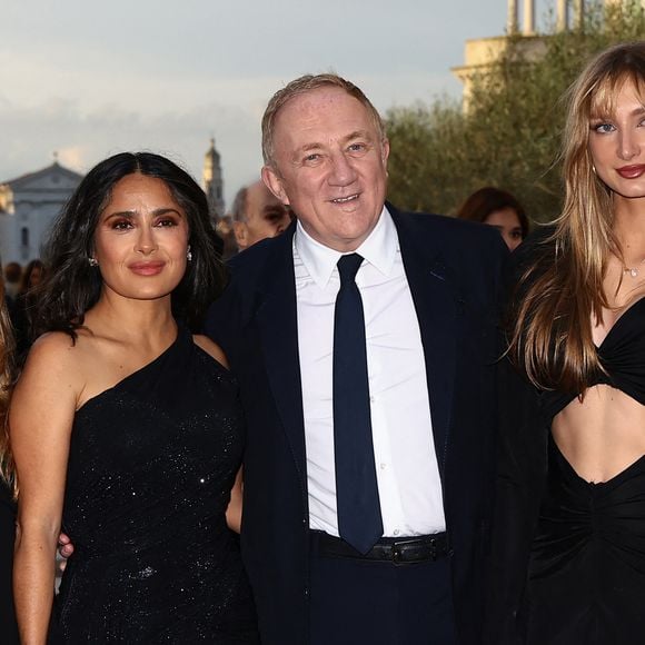 Probablement sans le vouloir, les deux jeunes femmes arboraient jusqu'à la même ravissante coloration blond miel !

Valentina Paloma Pinault, Salma Hayek, François-Henri Pinault et Mathilde Pinault au dîner de gala à la Fondation Giorgio Cini de la famille Pinault à Venise.

© Matteo Chinellato/IPA via ZUMA Press