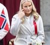 Pour lutter contre la fibrose pulmonaire qui la touche et nécessitait une mise sous oxygène

La princesse Mette-Marit de Norvège lors de la parade des enfants à l'occasion de la fête nationale à Skaugum Manor à Asker près d'Oslo en Norvège le 17 mai 2026 Dana Press / Bestimage