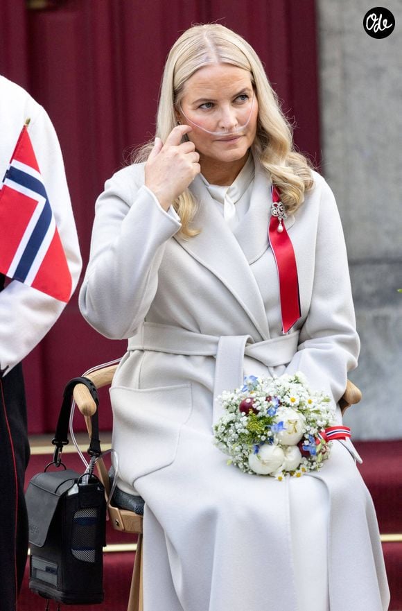 Pour lutter contre la fibrose pulmonaire qui la touche et nécessitait une mise sous oxygène

La princesse Mette-Marit de Norvège lors de la parade des enfants à l'occasion de la fête nationale à Skaugum Manor à Asker près d'Oslo en Norvège le 17 mai 2026 Dana Press / Bestimage