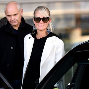 Laeticia Hallyday arrive à l'aéroport Charles de Gaulle à Paris, en France, avec ses filles Jade et Joy et son frère Grégory, le 19 novembre 2019. Photo by ABACAPRESS.COM