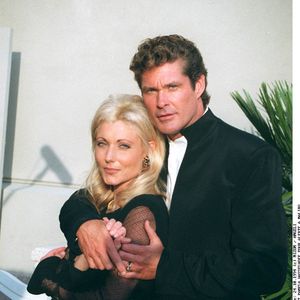 David Hasselhoff et son ex femme Pamela célèbrent le centième épisode de la série "Alerte à Malibu" à Los Angeles en 1994.