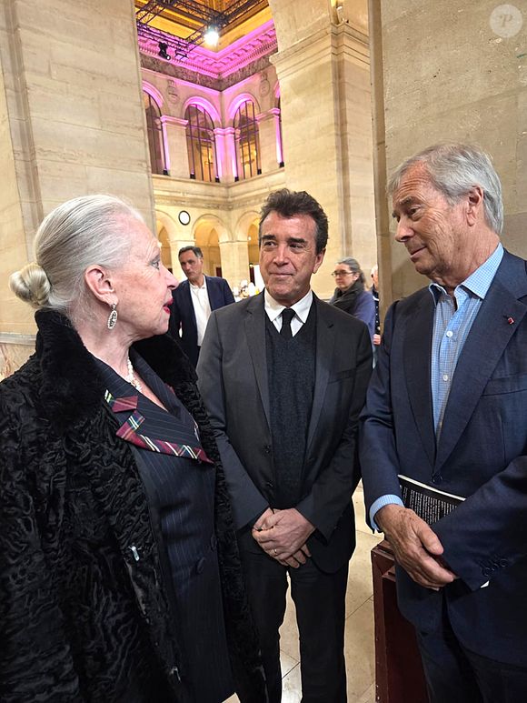 Eliane Calmann Levy, Arnaud Lagardere et Vincent Bollore. Remise des insignes de Chevalier de l'Ordre des Arts et des Lettres à Dan Brown lors du bicentenaire de Hachette livre au Palais Brongniart " Les grandes rencontres Hachette " le 14 mars 2026. © Cédric Perrin/Bestimage