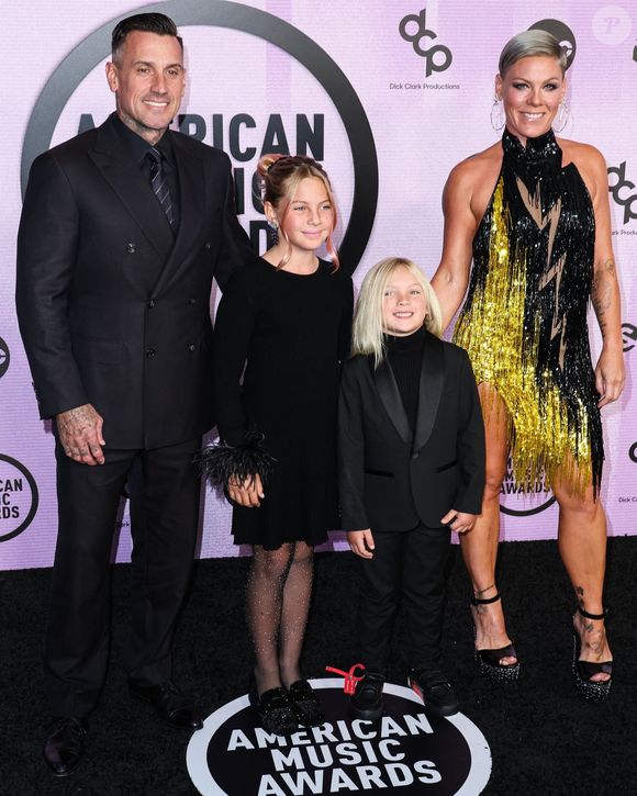 Carey Hart, Willow Hart, Jameson Hart, Pink, P!nk, Alecia Beth Moore Hart - 50ème cérémonie des American Music Awards à Los Angeles, le 20 novembre 2022.
Backgrid USA / Bestimage