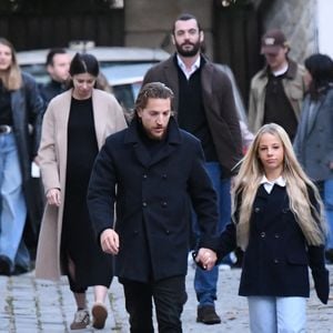 Aurélien Enthoven, Louis Sarkozy et sa femme Natali Husic enceinte, Jean Sarkozy, Giulia Sarkozy - Le clan Sarkozy à la sortie du domicile de Nicolas Sarkozy domicile parisien avant son incarcération à la prison de La Santé à Paris, France, le 21 octobre 2025.  Bestimage