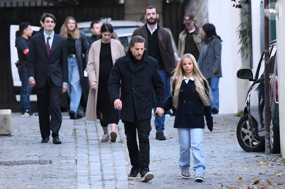 Aurélien Enthoven, Louis Sarkozy et sa femme Natali Husic enceinte, Jean Sarkozy, Giulia Sarkozy - Le clan Sarkozy à la sortie du domicile de Nicolas Sarkozy domicile parisien avant son incarcération à la prison de La Santé à Paris, France, le 21 octobre 2025.  Bestimage
