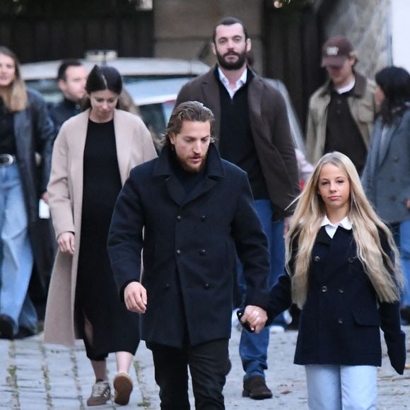 Aurélien Enthoven, Louis Sarkozy et sa femme Natali Husic enceinte, Jean Sarkozy, Giulia Sarkozy - Le clan Sarkozy à la sortie du domicile de Nicolas Sarkozy domicile parisien avant son incarcération à la prison de La Santé à Paris, France, le 21 octobre 2025.  Bestimage