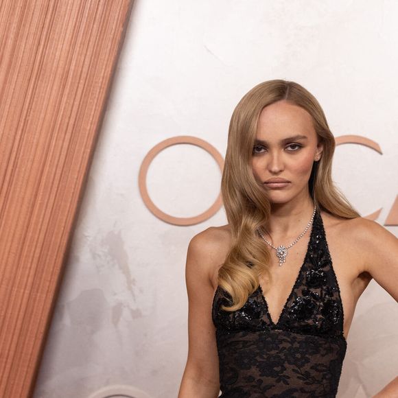 Lily-Rose Depp a écrit le texte de la chanson "I Am Alive" et son fils Jack a participé à la composition d’"Éléments".

Le 2 mars 2025, Los Angeles, Californie, USA : Lily-Rose Depp arrive sur le tapis rouge de la 97ème cérémonie des Oscars au cinéma Dolby à Ovation Hollywood. (Crédit image : ? AMPAS/ZUMA Press Wire)