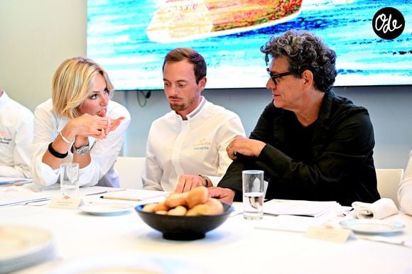 Son arrivée intervient alors que La Chèvre d’Or vient de décrocher trois Clefs MICHELIN, la plus haute distinction du palmarès hôtelier.

Adriana Karembeu, Tom Meyer, le chef de laChèvre d’Or et Marc Lavoine - Adriana Karembeu, le mannequin, actrice et animatrice de télévision slovaque, accompagnée par Marc Lavoine, est l'invité du Yacht Club de Monaco pour la Monaco Classic Week à Monaco, le 11 septembre 2025.  © Bruno Bebert / Bestimage