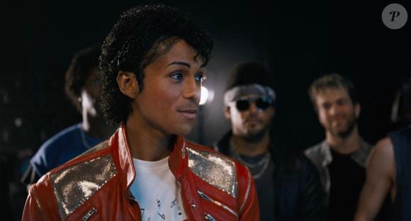 L'image DOIT être créditée : Lionsgate

Une nouvelle bande-annonce du biopic sur Michael Jackson montre la star en train d'interagir avec son chimpanzé de compagnie, Bubbles.

On voit le roi de la pop dans son manoir de Neverland en train de lire un livre d'images et le bébé Bubbles, créé en images de synthèse et portant une couche, s'approche pour regarder les images avec Jacko.

Jackson est représenté par son neveu, Jaafar Jackson, le fils du frère aîné du défunt, Jermaine.

Bubbles a été acquise par Jackson en 1983 et dormait dans un berceau dans la chambre de Jackson.

Il a été déplacé de la maison de Jackson vers 2003, en raison de sa taille et de son agressivité croissantes.

Il est toujours en vie et vit dans le sanctuaire du Center for Great Apes en Floride, financé par la succession de Jackson.

La nouvelle bande-annonce montre également le jeune Michael et ses frères préparés à la célébrité par leur père et manager Joe Jackson, interprété par Colman Domingo.

D'autres scènes montrent Michael Jackson recevant une brassée de Grammy Awards, dansant la lune sur scène devant des fans en délire et travaillant en studio avec le producteur Quincy Jones, interprété par Kendrick Sampson.

Le film, intitulé simplement Michael, a été officiellement approuvé par les ayants droit de l'artiste.

Photo fournie par JLPPA