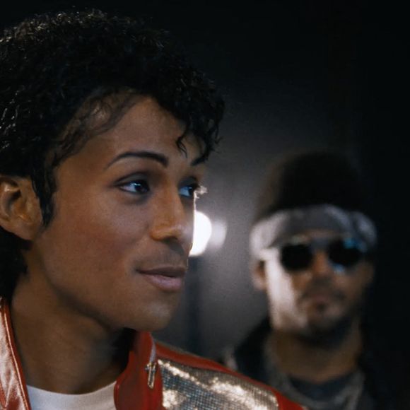 L'image DOIT être créditée : Lionsgate

Une nouvelle bande-annonce du biopic sur Michael Jackson montre la star en train d'interagir avec son chimpanzé de compagnie, Bubbles.

On voit le roi de la pop dans son manoir de Neverland en train de lire un livre d'images et le bébé Bubbles, créé en images de synthèse et portant une couche, s'approche pour regarder les images avec Jacko.

Jackson est représenté par son neveu, Jaafar Jackson, le fils du frère aîné du défunt, Jermaine.

Bubbles a été acquise par Jackson en 1983 et dormait dans un berceau dans la chambre de Jackson.

Il a été déplacé de la maison de Jackson vers 2003, en raison de sa taille et de son agressivité croissantes.

Il est toujours en vie et vit dans le sanctuaire du Center for Great Apes en Floride, financé par la succession de Jackson.

La nouvelle bande-annonce montre également le jeune Michael et ses frères préparés à la célébrité par leur père et manager Joe Jackson, interprété par Colman Domingo.

D'autres scènes montrent Michael Jackson recevant une brassée de Grammy Awards, dansant la lune sur scène devant des fans en délire et travaillant en studio avec le producteur Quincy Jones, interprété par Kendrick Sampson.

Le film, intitulé simplement Michael, a été officiellement approuvé par les ayants droit de l'artiste.

Photo fournie par JLPPA