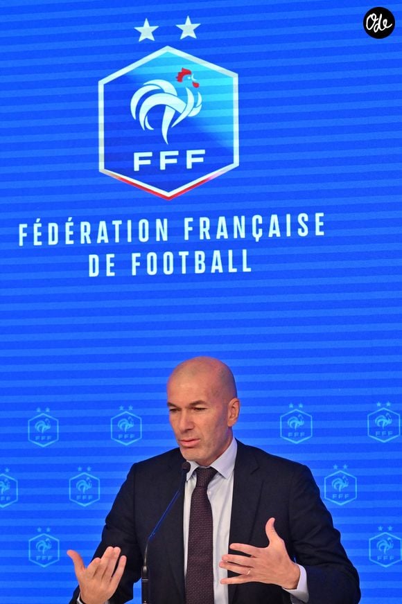 L'ancien international français de football Zinédine Zidane (à droite) s'exprime aux côtés du président de la Fédération française de football, Philippe Diallo (à gauche), lors d'une conférence de presse visant à le présenter comme le nouveau sélectionneur de l'équipe de France, au siège de la Fédération française de football (FFF) à Paris, le 28 juillet 2026. © Christian Liewig/Bestimage