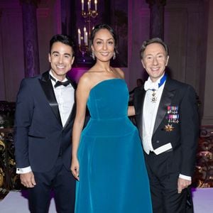Yori Bailleres, Leïla Kaddour-Boudadi et Stéphane Bern - Arrivée des invités et des familles à l'hôtel Shangri-La Paris pour Le Bal 2023, le 25 novembre 2023. © Le Bal / Borde / Moreau / Bestimage