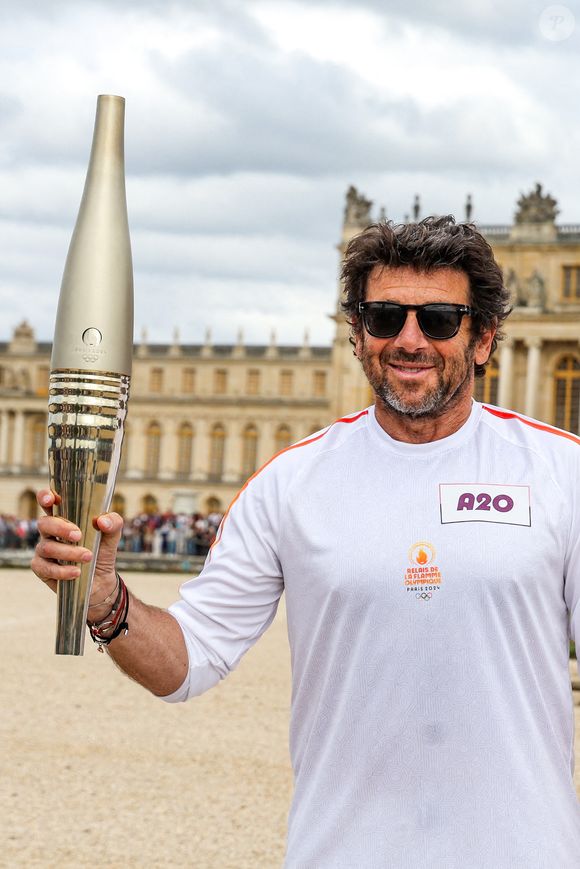 Le chanteur et acteur Patrick Bruel porteur de la flamme olympique des Jeux Olympiques de Paris 2024 (JO) au château de Versailles dans les Yvelines, France, le 23 juillet 2024. © Dominique Jacovides/Bestimage