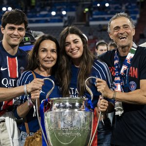 Luis Enrique célèbre avec sa femme Elena Cullell et ses enfants - Le PSG remporte la Ligue Des Champions 2025, pour la première fois de son histoire, face à l'Inter Milan (5-0) à l'Allianz Arena de Munich, le 31 mai 2025.
© Cyril Moreau/Bestimage