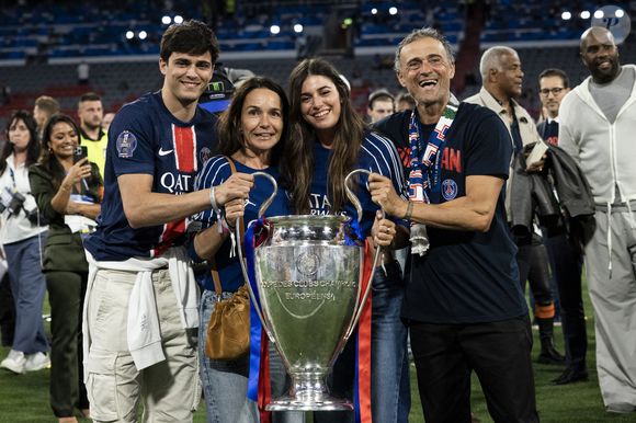 Luis Enrique célèbre avec sa femme Elena Cullell et ses enfants - Le PSG remporte la Ligue Des Champions 2025, pour la première fois de son histoire, face à l'Inter Milan (5-0) à l'Allianz Arena de Munich, le 31 mai 2025.
© Cyril Moreau/Bestimage