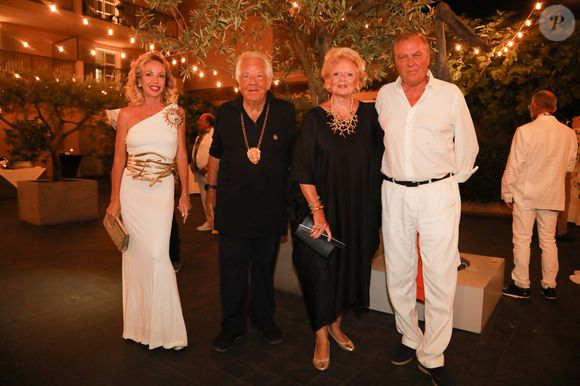 Tout comme la princesse Camilla de Bourbon des Deux-Siciles, accompagnée de son époux et de la princesse Béatrice...

La princesse Camilla de Bourbon des Deux-Siciles, Massimo Gargia, la princesse Béatrice de Bourbon des Deux-Siciles et le prince Charles de Bourbon des Deux-Siciles lors de la fête d'anniversaire de M.Gargia (85 ans)  à l'Hôtel de Paris à Saint-Tropez le 20 août 2025.

© Franz Chavaroche / Bestimage