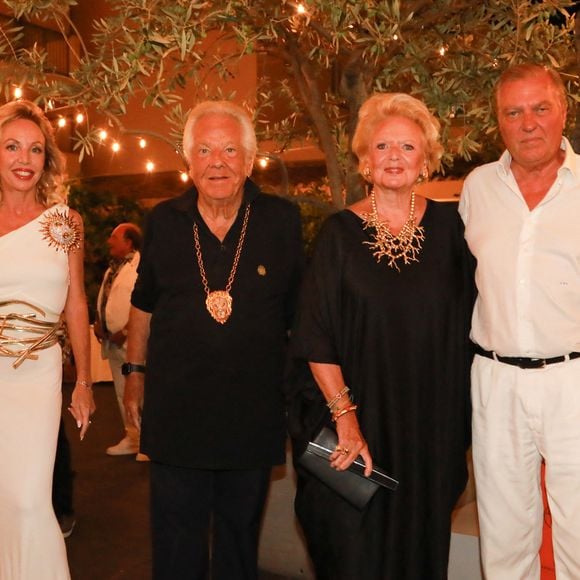 Tout comme la princesse Camilla de Bourbon des Deux-Siciles, accompagnée de son époux et de la princesse Béatrice...

La princesse Camilla de Bourbon des Deux-Siciles, Massimo Gargia, la princesse Béatrice de Bourbon des Deux-Siciles et le prince Charles de Bourbon des Deux-Siciles lors de la fête d'anniversaire de M.Gargia (85 ans)  à l'Hôtel de Paris à Saint-Tropez le 20 août 2025.

© Franz Chavaroche / Bestimage