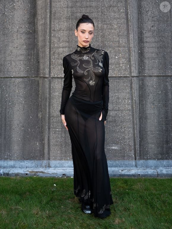 L'actrice Maria Pedraza vue notamment dans la série Netflix Elite a choisi la transparence pour poser face aux photographes. Et son maquillage la rendait à peine reconnaissable

Maria Pedraza au photocall du défilé Rabanne Mode Collection Prêt-à-Porter Automne/Hiver 2025-2026 lors de la Fashion Week de Paris (PFW) au siège de l'Unesco, à Paris, France, le 6 mars 2025. © Backgrid USA/Bestimage