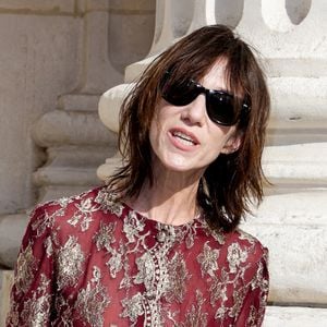 Charlotte Gainsbourg aux arrivées du deuxième défilé de mode Saint Laurent Prêt à Porter Collection Homme Printemps/Été 2027 lors de la Fashion Week de Paris à la Bourse de Commerce - Pinault Collection, à Paris, France, le 23 juion 2026. © Olivier Borde/Bestimage