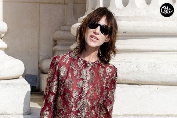 Charlotte Gainsbourg aux arrivées du deuxième défilé de mode Saint Laurent Prêt à Porter Collection Homme Printemps/Été 2027 lors de la Fashion Week de Paris à la Bourse de Commerce - Pinault Collection, à Paris, France, le 23 juion 2026. © Olivier Borde/Bestimage