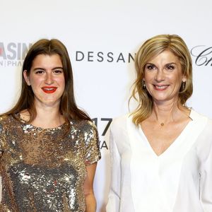 Michéle Laroque et sa fille Oriane - Tapis rouge de la cérémonie d'ouverture du Festival Lumière  2017 au cours de laquelle Eddy Mitchell a reçu un hommage à Lyon, le 14 Octobre 2017
© Dominique Jacovides/Bestimage