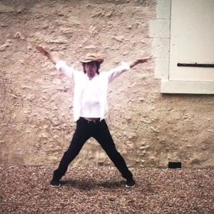Mick Jagger possède depuis les années 80 un château en Indre-et-Loire.

Mick Jagger se transforme en Jumpin 'Jack Flash dans son château de Fourchette qui se situe en France près du village de Pocé-sur-Cisse à quelques kilomètres d'Amboise. Photo par Agence / Bestimage