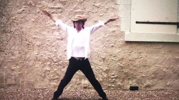 Mick Jagger : ce château français digne d’un conte de fées avec piscine, tennis et jardin spectaculaire abrite un studio d’enregistrement discret