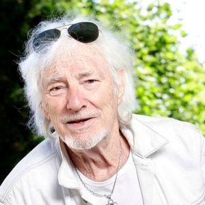 Hugues Aufray a sans doute retrouvé le sourire...

Hugues Aufray posant lors d'une séance de portrait à Paris, France. Photo par VIM/ABACAPRESS.COM