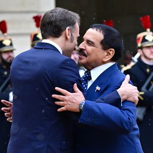 Le président français Emmanuel Macron accueille le roi de Bahreïn Hamad ben Issa al-Khalifa au palais présidentiel de l'Élysée à Paris, France, le 6 février 2026. © Christian Liewig/Bestimage