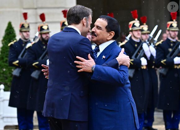 Le président français Emmanuel Macron accueille le roi de Bahreïn Hamad ben Issa al-Khalifa au palais présidentiel de l'Élysée à Paris, France, le 6 février 2026. © Christian Liewig/Bestimage
