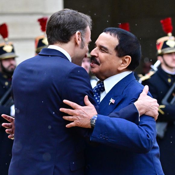 Le président français Emmanuel Macron accueille le roi de Bahreïn Hamad ben Issa al-Khalifa au palais présidentiel de l'Élysée à Paris, France, le 6 février 2026. © Christian Liewig/Bestimage