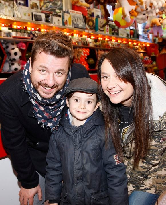 Un anniversaire que l'animateur célébrera sans doute en famille, entouré de sa femme Marion et de leur fils Anatole. 

Bruno Guillon, sa femme Marion et leur fils Anatole - Soirée d'ouverture de la "Foire du Trône" au profit de l'association "Secours populaire" à Paris le 27 mars 2015. Cedric Perrin Bestimage