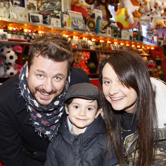 Un anniversaire que l'animateur célébrera sans doute en famille, entouré de sa femme Marion et de leur fils Anatole. 

Bruno Guillon, sa femme Marion et leur fils Anatole - Soirée d'ouverture de la "Foire du Trône" au profit de l'association "Secours populaire" à Paris le 27 mars 2015. Cedric Perrin Bestimage