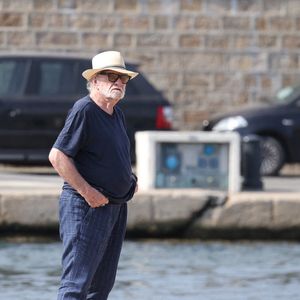Eddy Mitchell et sa femme Muriel se baladent sur le port de Saint-Tropez le 6 juillet 2024.
©Agence / Bestimage