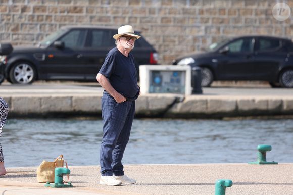 Eddy Mitchell et sa femme Muriel se baladent sur le port de Saint-Tropez le 6 juillet 2024.
©Agence / Bestimage