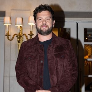 L'artiste de 40 ans déplore de n'avoir passé que très peu de temps avec son fils aîné.

Claudio Capéo - Arrivées au Global Gift Gala Paris à l'hôtel Four Seasons George V à Paris le 8 novembre 2025. © Jérémy Melloul/Bestimage