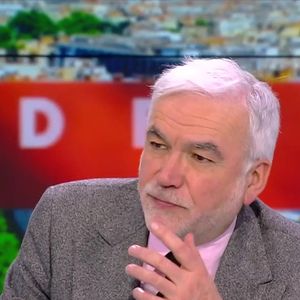 Pascal Praud taquine Georges Fenech à la fin de son émission L'Heure des Pros sur CNews le 26 janvier 2026 - Capture d'écran CNews