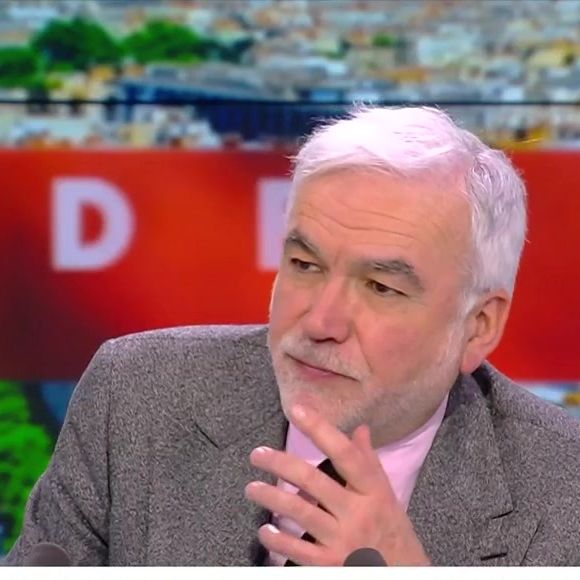 Pascal Praud taquine Georges Fenech à la fin de son émission L'Heure des Pros sur CNews le 26 janvier 2026 - Capture d'écran CNews