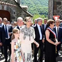 Charlène de Monaco et Gabriella en fleurs : duo mère-fille stylé pour une visite princière dans le Cantal
