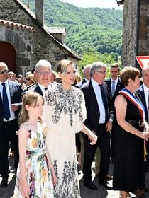Charlène de Monaco et Gabriella en fleurs : duo mère-fille stylé pour une visite princière dans le Cantal